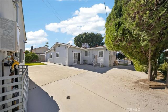 8100 Bellaire Avenue, North Hollywood, CA 91605