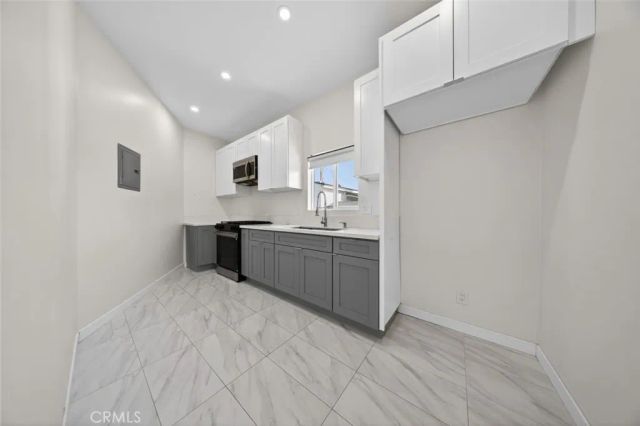 8100 Bellaire Avenue, North Hollywood, CA 91605