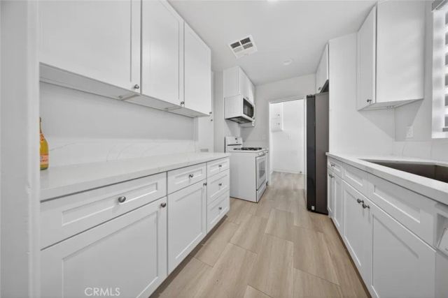 8100 Bellaire Avenue, North Hollywood, CA 91605