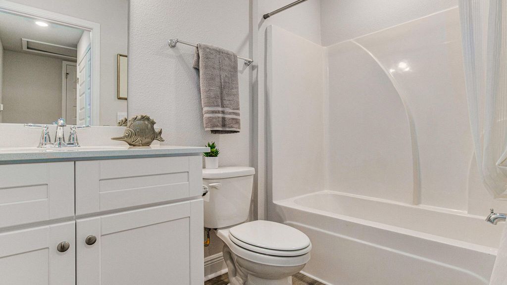 Image 32 of property listing at 2358 Cliff Hollow Circle, Gulf Breeze, FL 32563