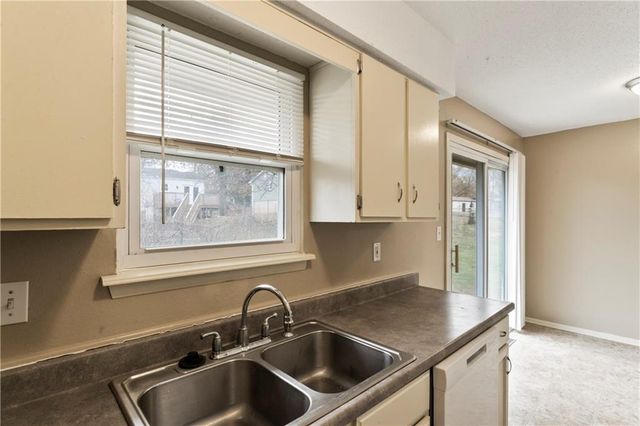 409 NE Westwind Drive, Lee's Summit, MO 64086