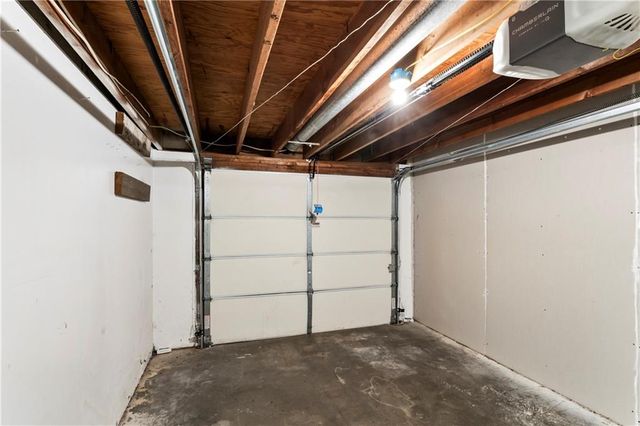 409 NE Westwind Drive, Lee's Summit, MO 64086