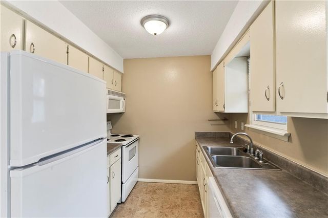 409 NE Westwind Drive, Lee's Summit, MO 64086