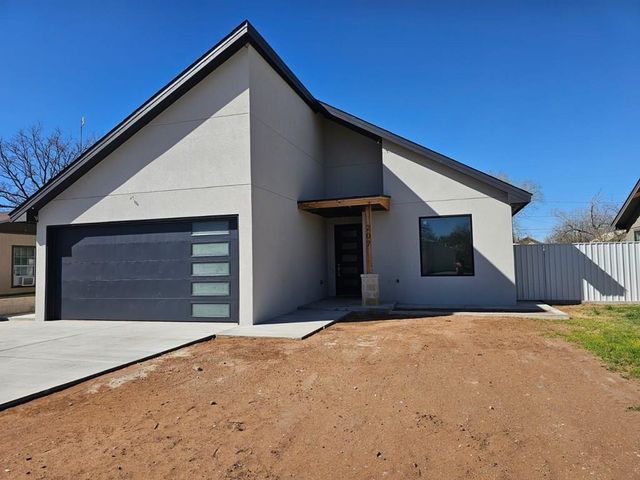 207 NE 5th St, Andrews, TX 79714