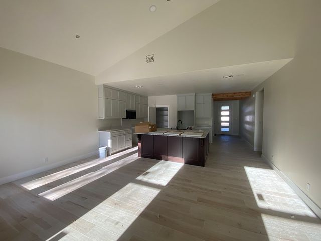 207 NE 5th St, Andrews, TX 79714