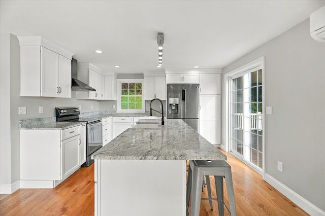 588 Main St, West Newbury, MA 01985