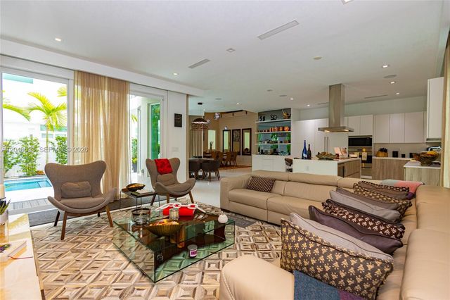 10561 NW 68th Ter, Doral, FL 33178