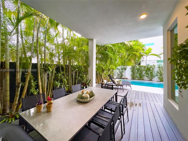 10561 NW 68th Ter, Doral, FL 33178