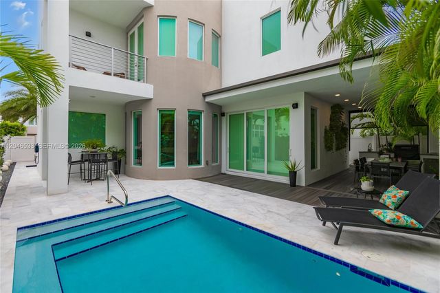 10561 NW 68th Ter, Doral, FL 33178