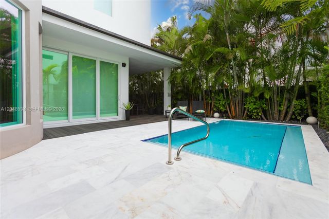 10561 NW 68th Ter, Doral, FL 33178