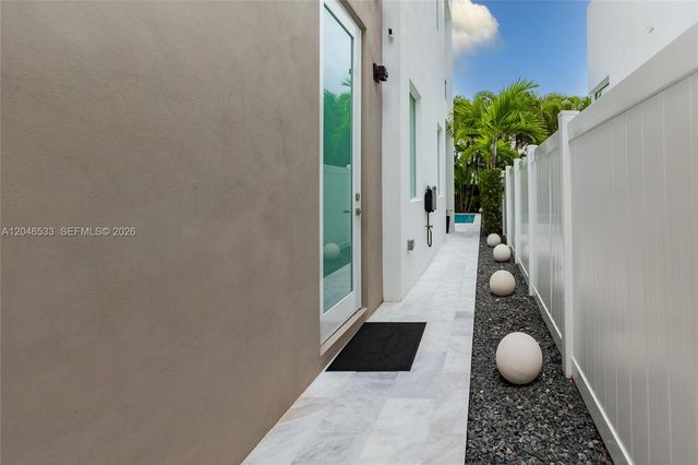 10561 NW 68th Ter, Doral, FL 33178