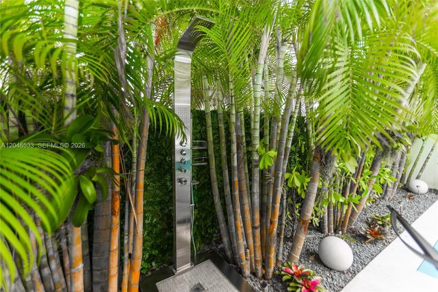 10561 NW 68th Ter, Doral, FL 33178
