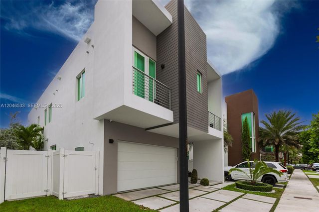 10561 NW 68th Ter, Doral, FL 33178