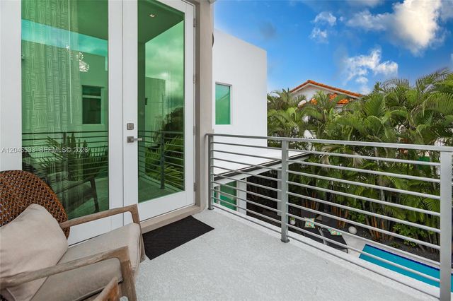 10561 NW 68th Ter, Doral, FL 33178