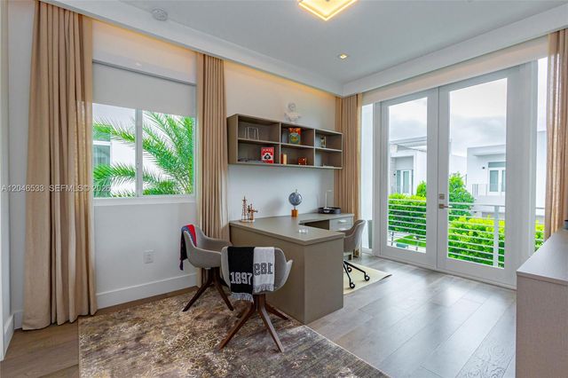 10561 NW 68th Ter, Doral, FL 33178