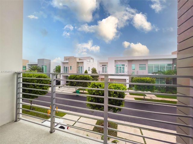 10561 NW 68th Ter, Doral, FL 33178