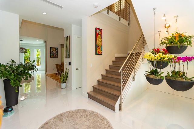 10561 NW 68th Ter, Doral, FL 33178