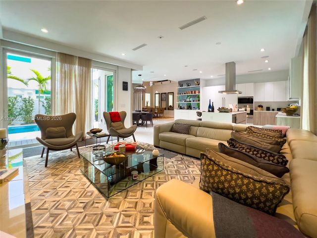 10561 NW 68th Ter, Doral, FL 33178