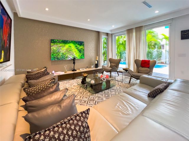 10561 NW 68th Ter, Doral, FL 33178
