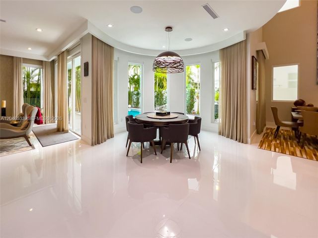 10561 NW 68th Ter, Doral, FL 33178