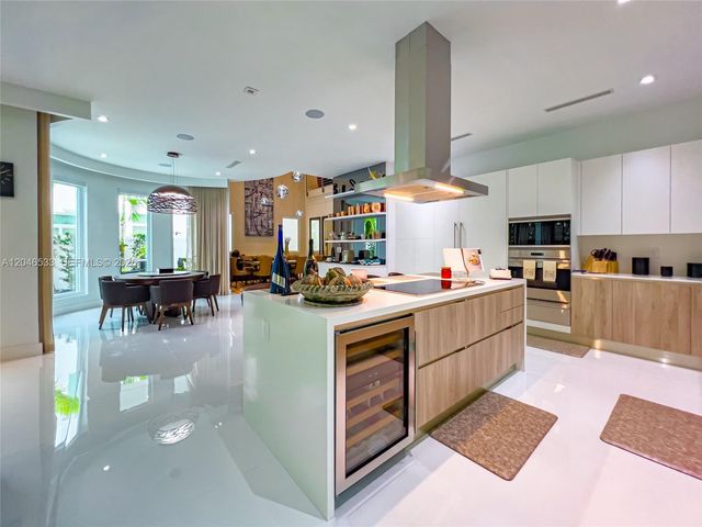 10561 NW 68th Ter, Doral, FL 33178