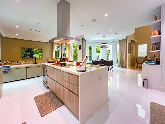 10561 NW 68th Ter, Doral, FL 33178