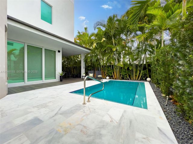 10561 NW 68th Ter, Doral, FL 33178