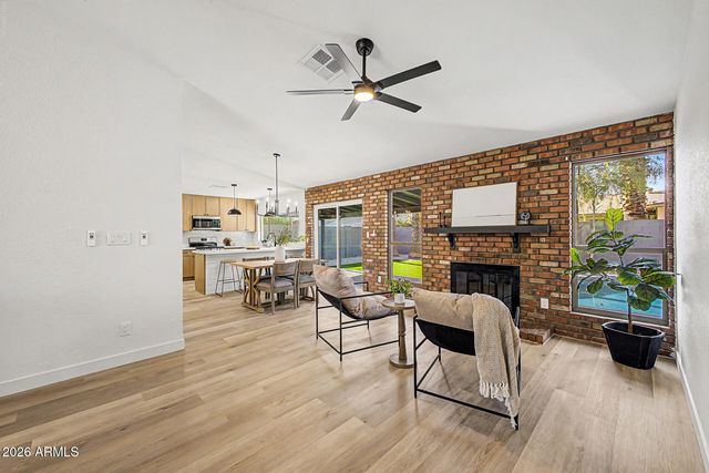 556 W KIVA Avenue, Mesa, AZ 85210