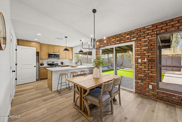 556 W KIVA Avenue, Mesa, AZ 85210