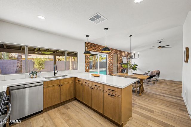 556 W KIVA Avenue, Mesa, AZ 85210