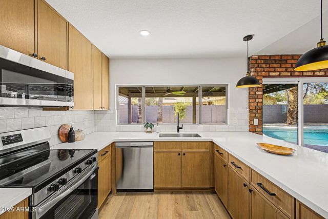 556 W KIVA Avenue, Mesa, AZ 85210