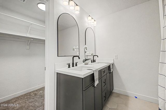 556 W KIVA Avenue, Mesa, AZ 85210