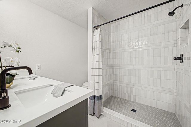 556 W KIVA Avenue, Mesa, AZ 85210