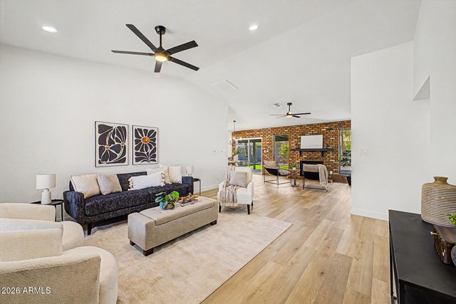 556 W KIVA Avenue, Mesa, AZ 85210