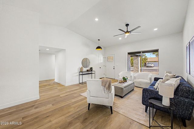 556 W KIVA Avenue, Mesa, AZ 85210