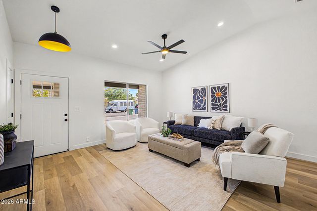 556 W KIVA Avenue, Mesa, AZ 85210