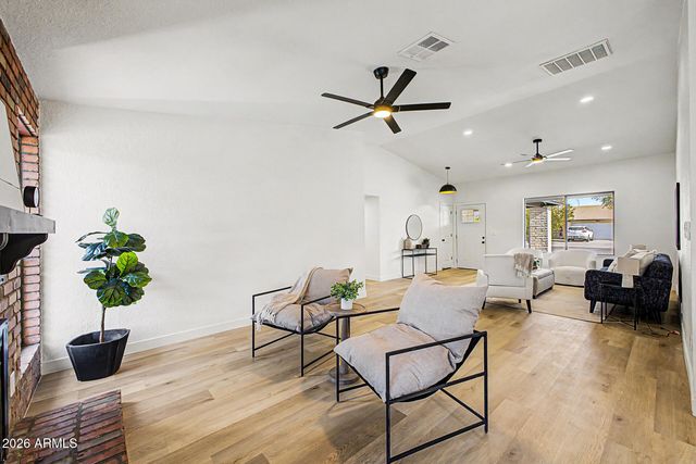 556 W KIVA Avenue, Mesa, AZ 85210