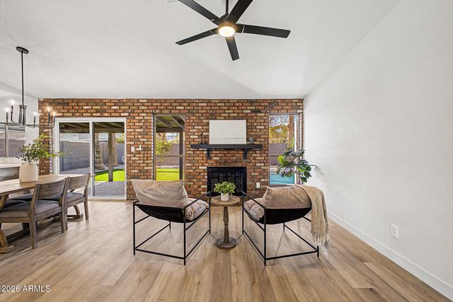 556 W KIVA Avenue, Mesa, AZ 85210