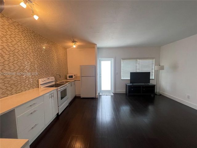 990 Meridian Ave -, Miami Beach, FL 33139
