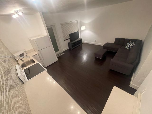 990 Meridian Ave -, Miami Beach, FL 33139