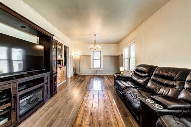 1033 N SAWYER STREET, Oshkosh, WI 54902