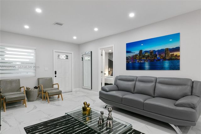 2376 NW 2nd St, Miami, FL 33125