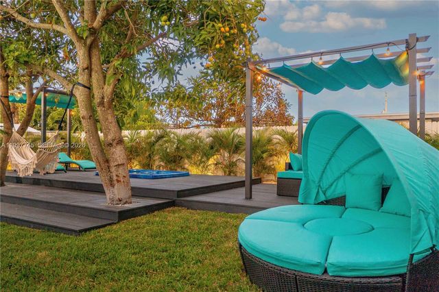 2376 NW 2nd St, Miami, FL 33125