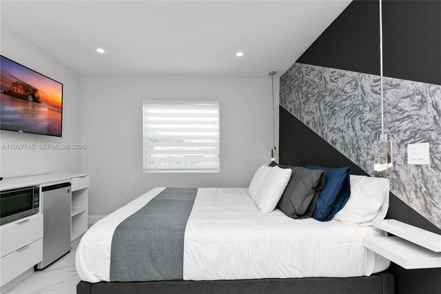 2376 NW 2nd St, Miami, FL 33125