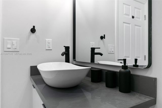 2376 NW 2nd St, Miami, FL 33125