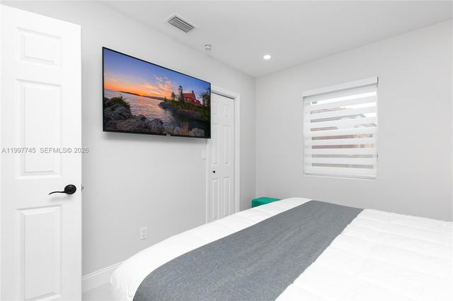 2376 NW 2nd St, Miami, FL 33125