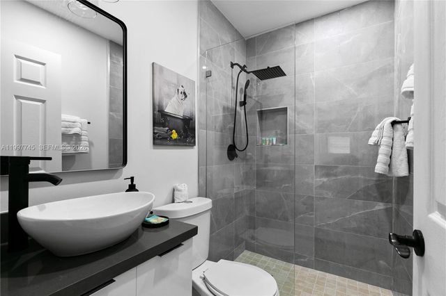 2376 NW 2nd St, Miami, FL 33125