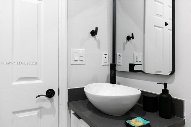 2376 NW 2nd St, Miami, FL 33125