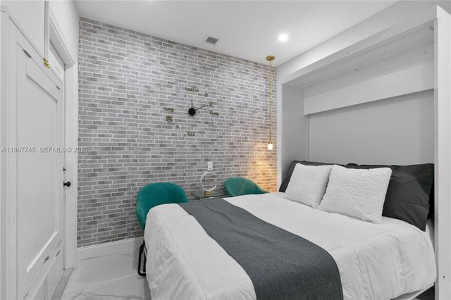 2376 NW 2nd St, Miami, FL 33125