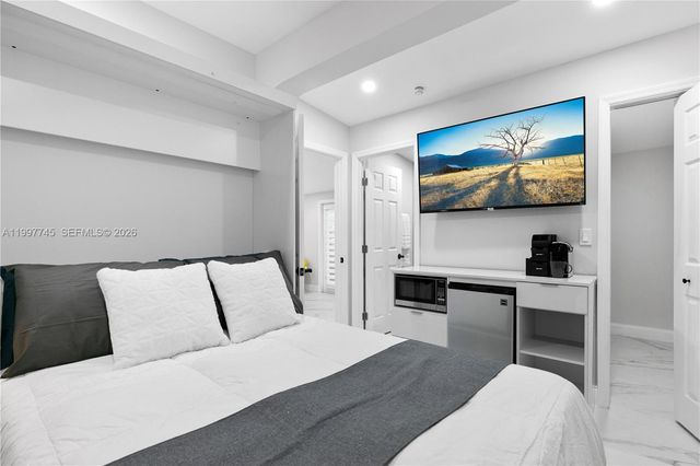 2376 NW 2nd St, Miami, FL 33125